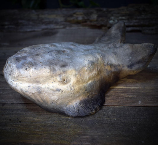 Wal Skulptur aus Rauchbrandton, Krafttier Figur handgefertigt, Archaische Meereskunst, Spirituelles Altarobjekt Wal Unikat SKU268