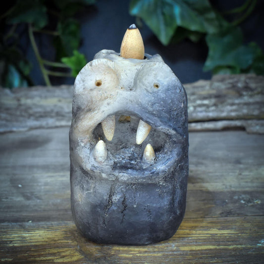 Backflow Räucherkegelhalter Ton, Donnerkeil Wächter Figur, schamanischer Altar Bedarf, Wasserfall Räuchergefäß, Keramik Unikat RÄH066