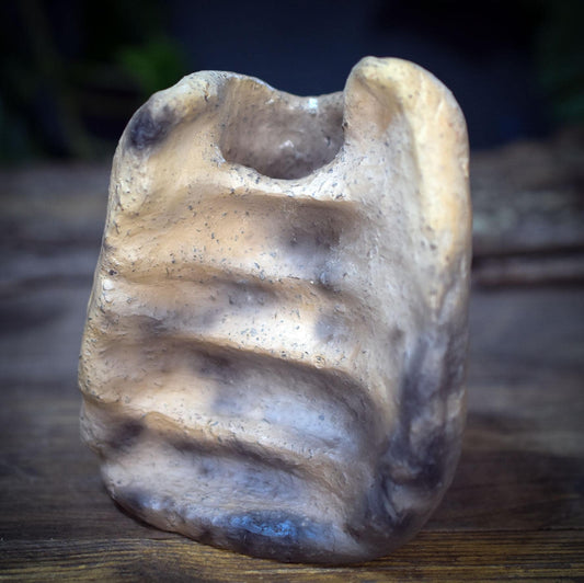 Vase zur Trauerbegleitung, Archaisches Gedenkgefäß Ton, Handgeformte Mini Vase Altar, Rauchbrand Kunstobjekt Unikat AEP002