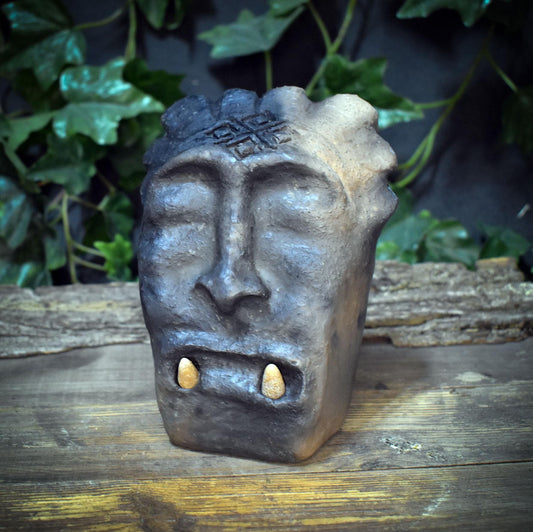 Skulptur Maske Keramik handgeformt | Archaische Maske Erdsymbol & Donnerkeil | Heidnische Kunst Altar Unikat SKU299