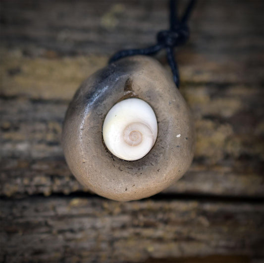 Shiva Auge Amulett Kette Keramik | Schutzsymbol Anhänger Spirale Turbanschnecke | Schamanischer Schmuck Zart Handgemacht 2cm AMU094