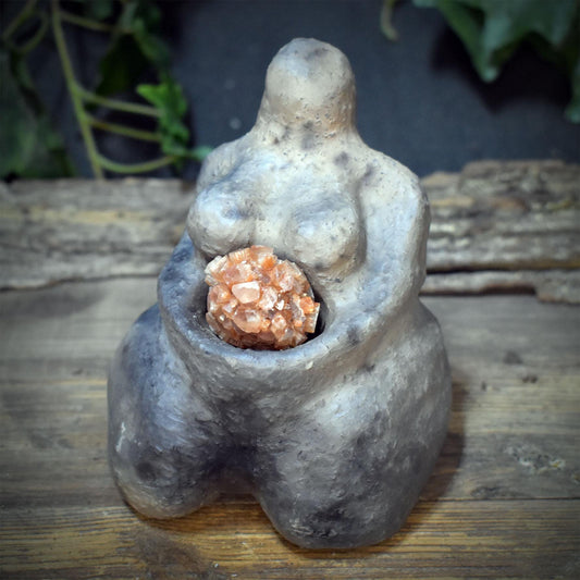 Urmutter Skulptur Goddess Keramik mit Aragonit Heilstein Erdung Altar Figur Ton Weibliche Urkraft SKU325
