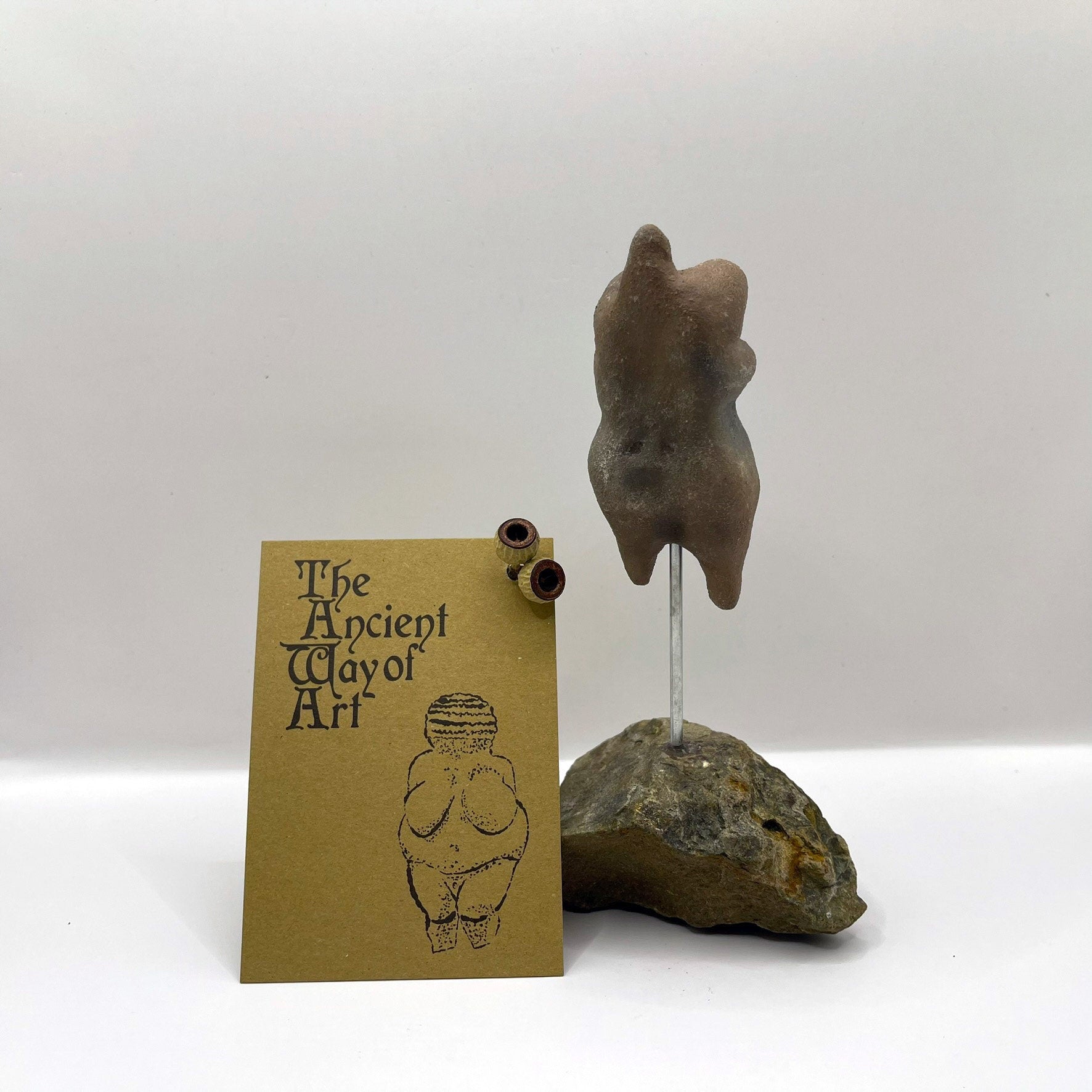 Einzigartige Tonskulptur - inspiriert durch Venus von Hohle Fels - auf Stele - Matriarchatsgöttin - Handgefertigte Keramik Kunst