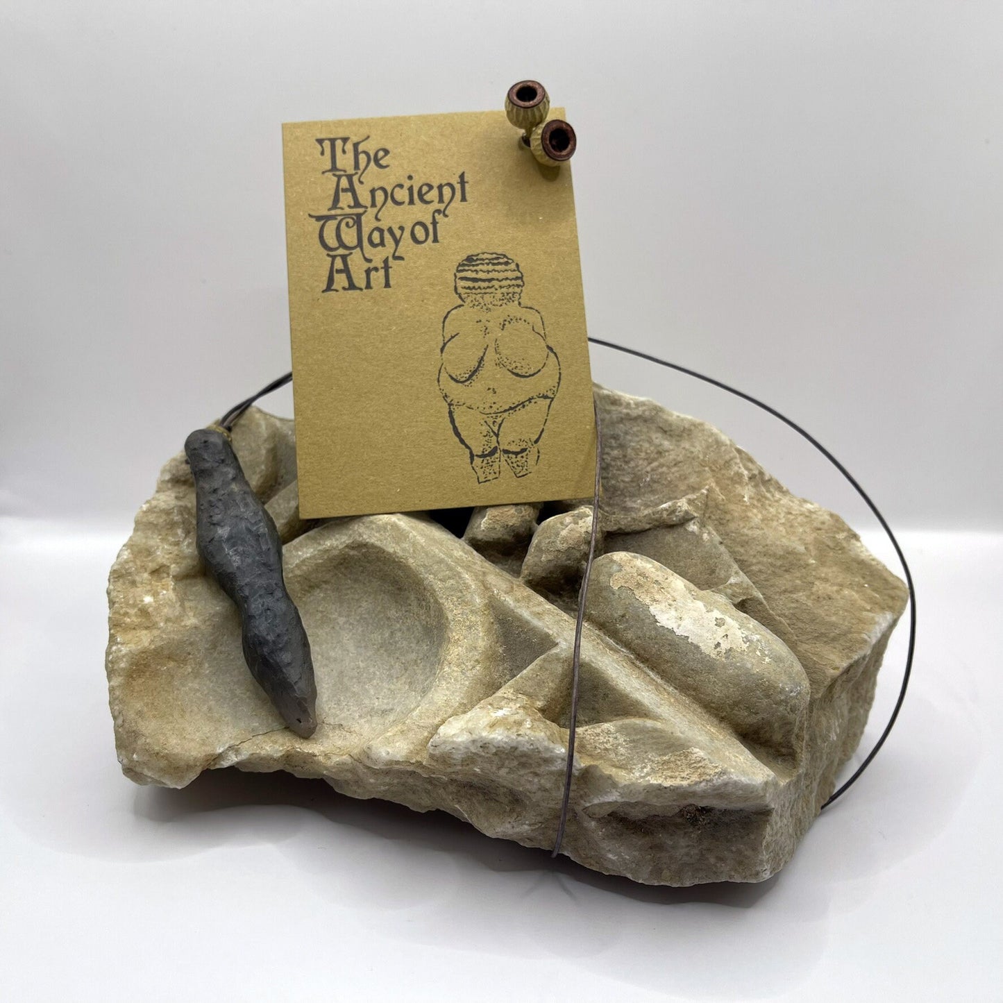 Einzigartiges handgefertigtes Amulett aus Rauchbrand-Ton – Spiritueller Glücksbringer und Fruchtbarkeitsgöttin Anhänger