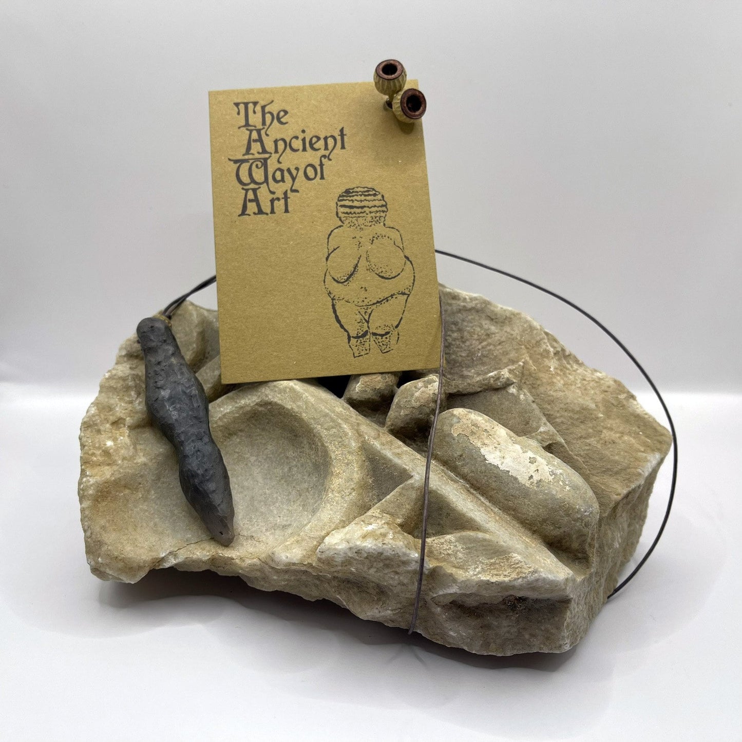 Einzigartiges handgefertigtes Amulett aus Rauchbrand-Ton – Spiritueller Glücksbringer und Fruchtbarkeitsgöttin Anhänger