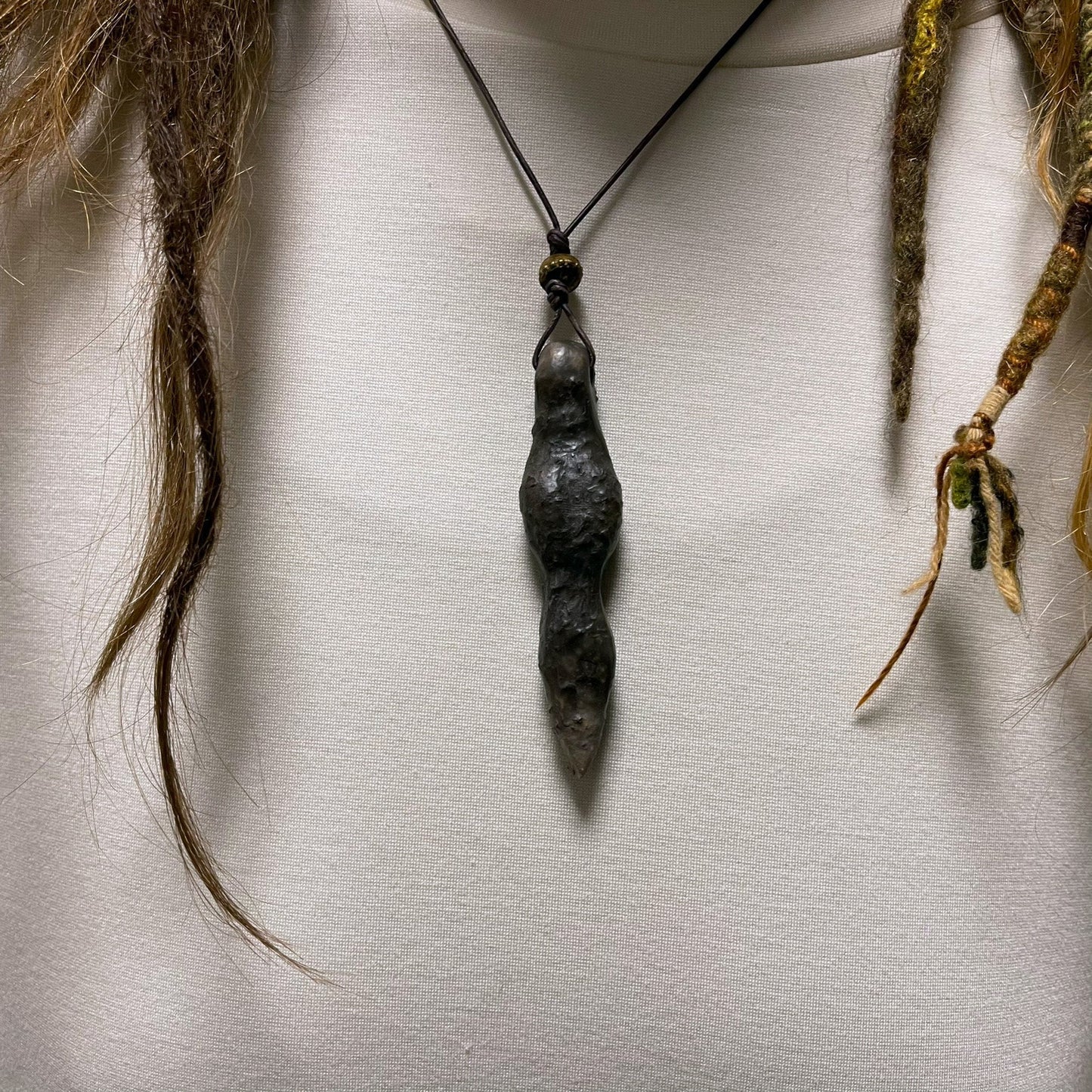 Einzigartiges handgefertigtes Amulett aus Rauchbrand-Ton – Spiritueller Glücksbringer und Fruchtbarkeitsgöttin Anhänger