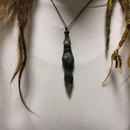 Einzigartiges handgefertigtes Amulett aus Rauchbrand-Ton – Spiritueller Glücksbringer und Fruchtbarkeitsgöttin Anhänger