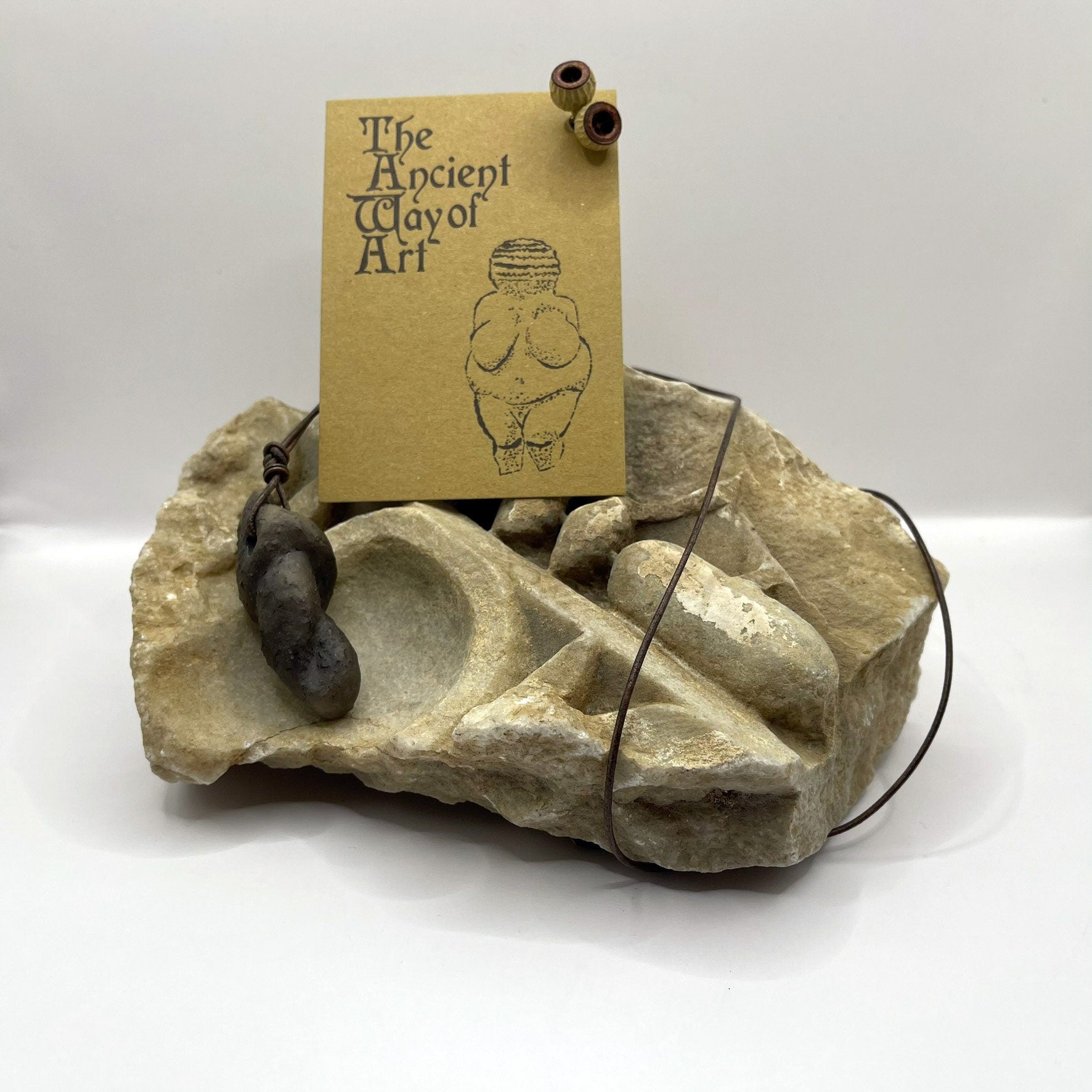 Einzigartiges handgefertigtes Amulett aus Rauchbrand-Ton – Spiritueller Glücksbringer und Fruchtbarkeitsgöttin Anhänger