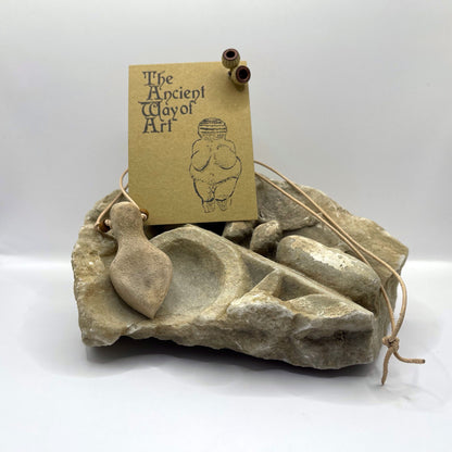 Einzigartiges handgefertigtes Amulett aus Rauchbrand-Ton – Spiritueller Glücksbringer und Fruchtbarkeitsgöttin Anhänger