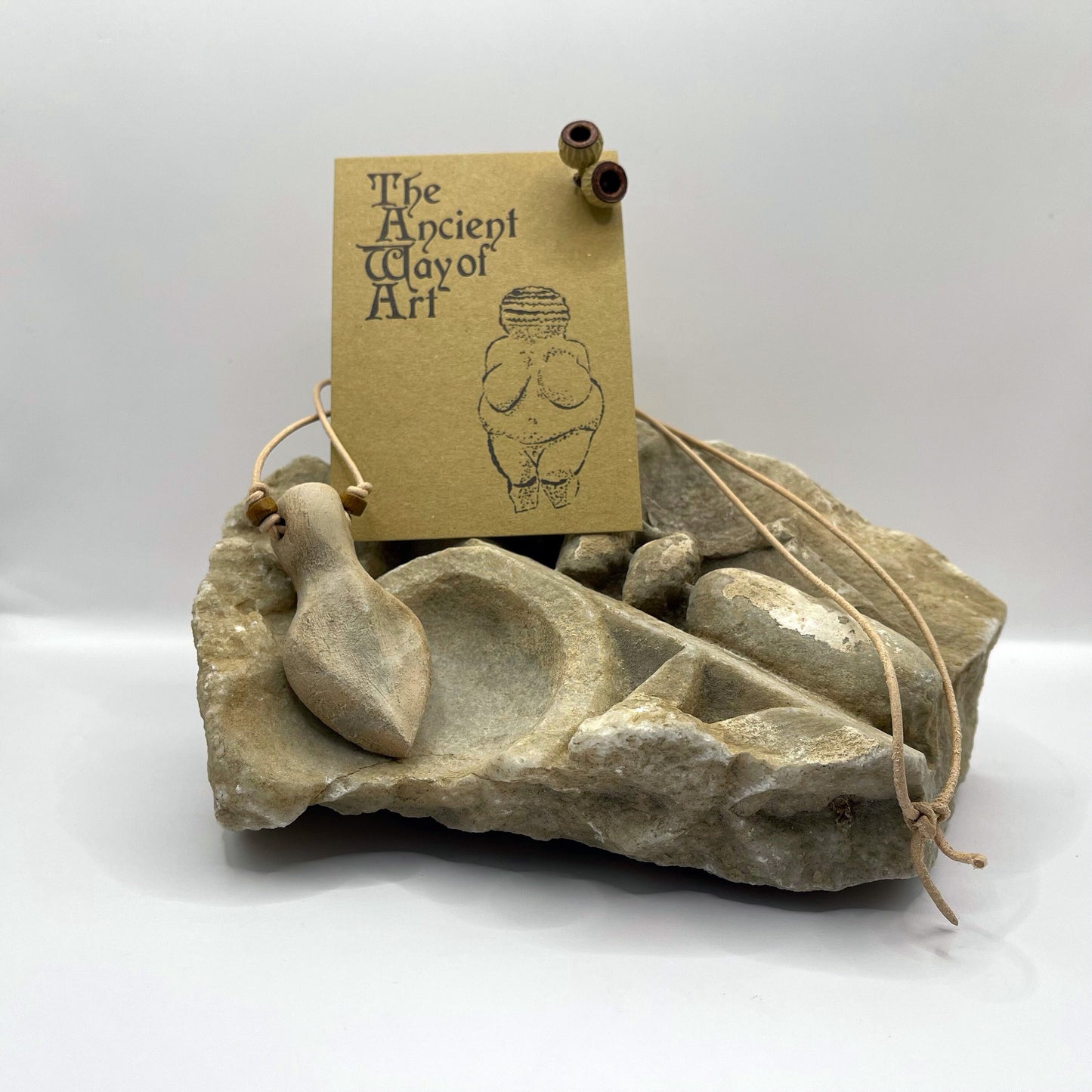 Einzigartiges handgefertigtes Amulett aus Rauchbrand-Ton – Spiritueller Glücksbringer und Fruchtbarkeitsgöttin Anhänger