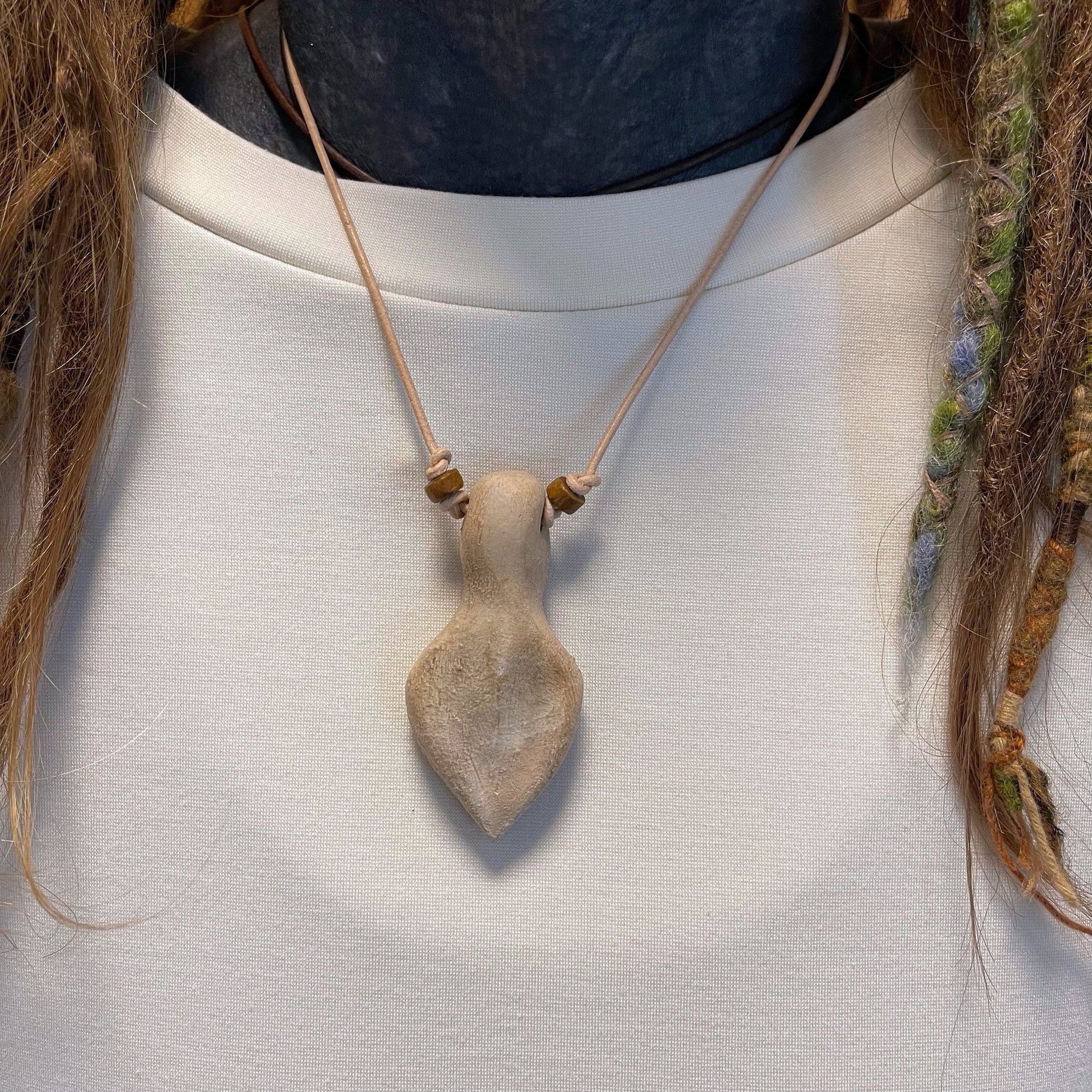 Einzigartiges handgefertigtes Amulett aus Rauchbrand-Ton – Spiritueller Glücksbringer und Fruchtbarkeitsgöttin Anhänger