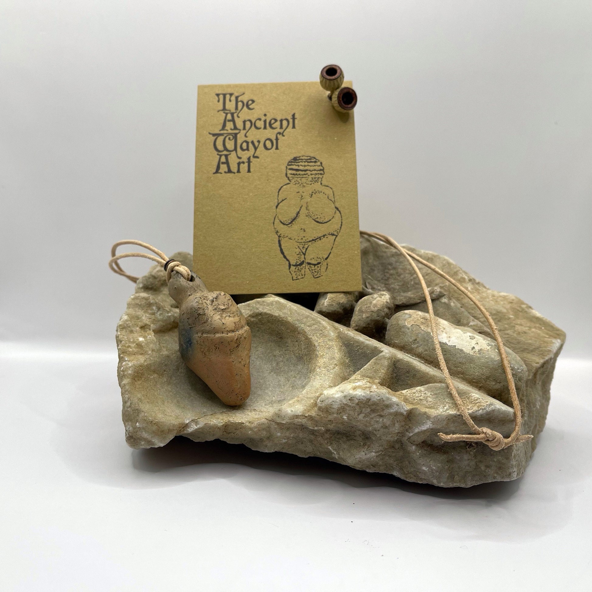 Einzigartiges handgefertigtes Amulett aus Rauchbrand-Ton – Spiritueller Glücksbringer und Fruchtbarkeitsgöttin Anhänger