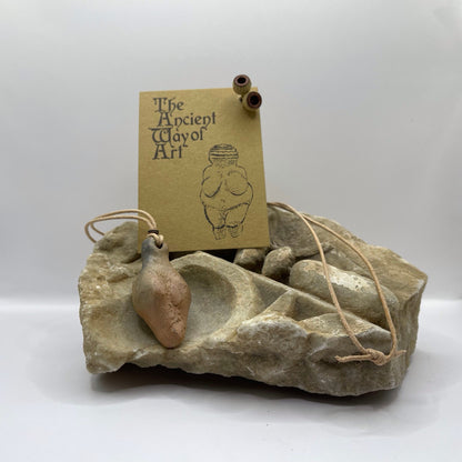 Einzigartiges handgefertigtes Amulett aus Rauchbrand-Ton – Spiritueller Glücksbringer und Fruchtbarkeitsgöttin Anhänger