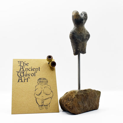 Einzigartige Tonskulptur auf Stele - Matriarchatsgöttin - Handgefertigte Keramik Kunst - im Rauchbrand vollendet