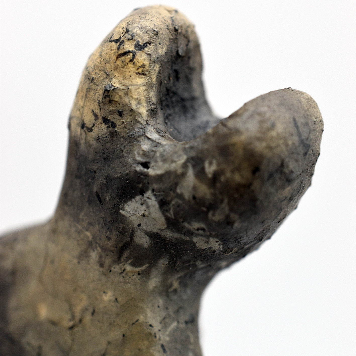 Einzigartige Tonskulptur auf Stele - Matriarchatsgöttin - Handgefertigte Keramik Kunst - im Rauchbrand vollendet