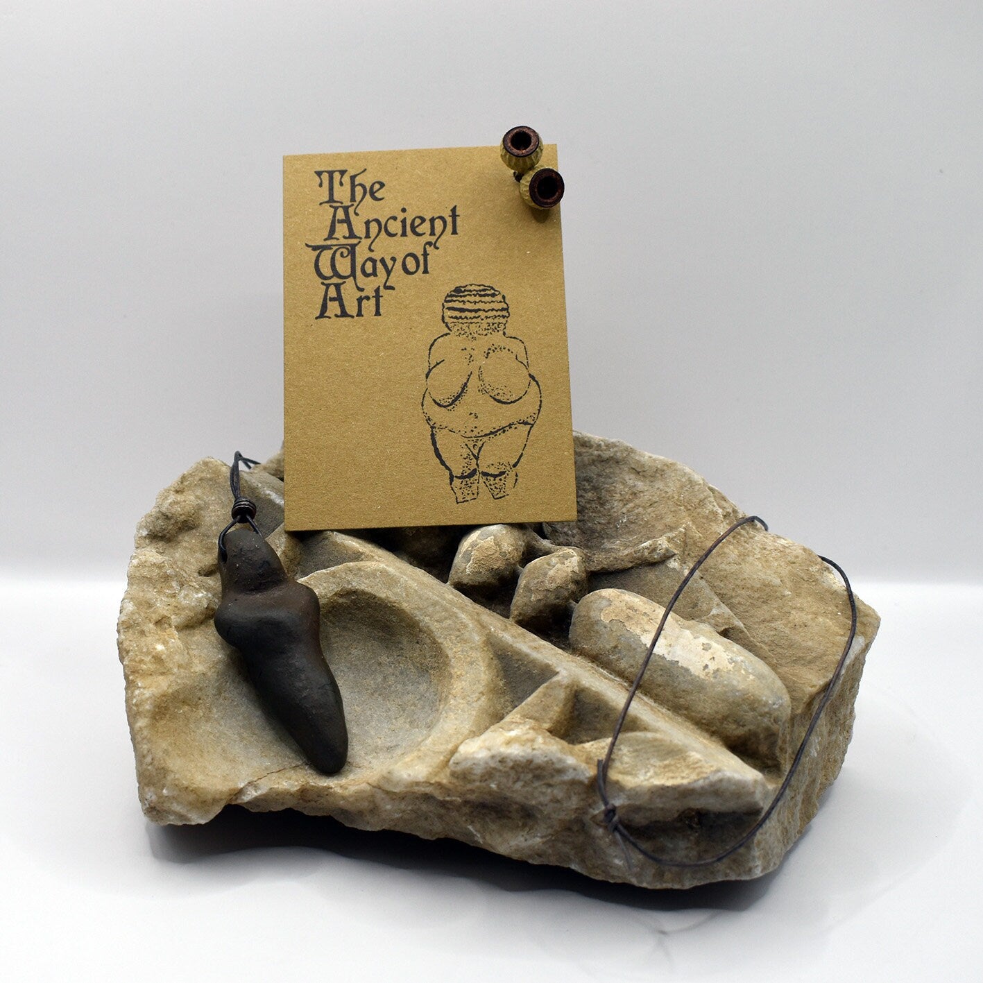 Einzigartiges handgefertigtes Amulett aus Rauchbrand-Ton – Spiritueller Glücksbringer und Fruchtbarkeitsgöttin Anhänger