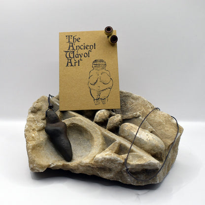 Einzigartiges handgefertigtes Amulett aus Rauchbrand-Ton – Spiritueller Glücksbringer und Fruchtbarkeitsgöttin Anhänger