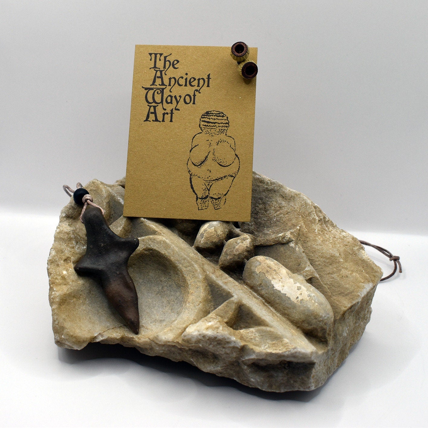 Einzigartiges handgefertigtes Amulett aus Rauchbrand-Ton – Spiritueller Glücksbringer und Fruchtbarkeitsgöttin Anhänger