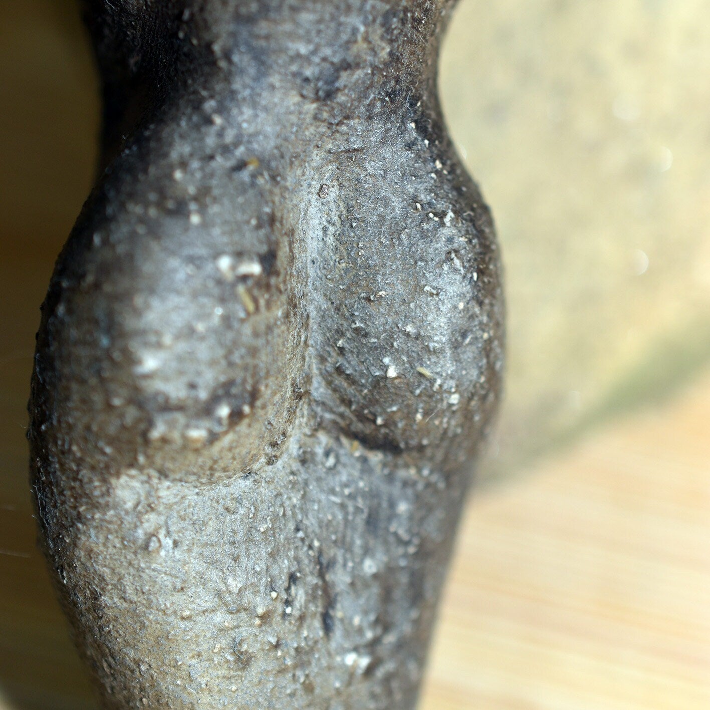 Einzigartiges handgefertigtes Amulett aus Rauchbrand-Ton – Spiritueller Glücksbringer und Fruchtbarkeitsgöttin Anhänger