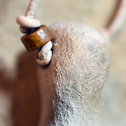 Einzigartiges handgefertigtes Amulett aus Rauchbrand-Ton – Spiritueller Glücksbringer und Fruchtbarkeitsgöttin Anhänger