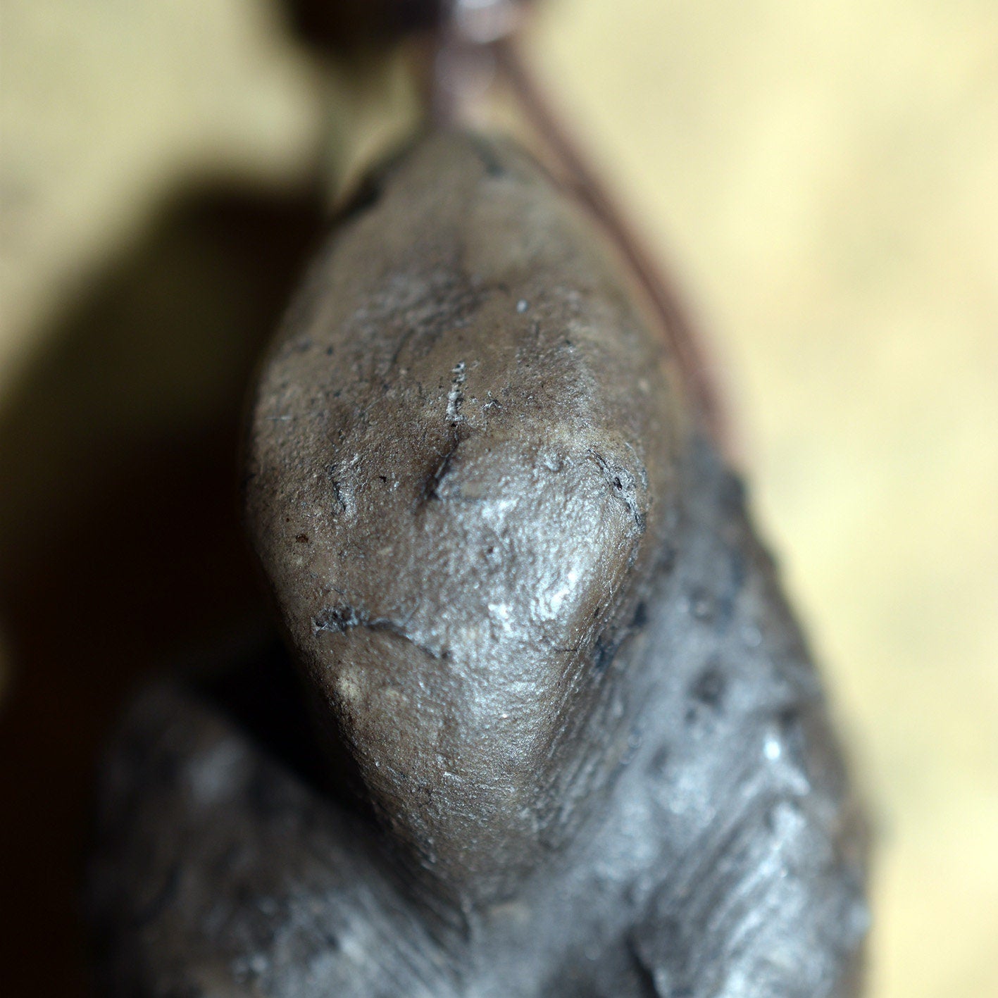 Einzigartiges handgefertigtes Amulett aus Rauchbrand-Ton – Spiritueller Glücksbringer und Fruchtbarkeitsgöttin Anhänger