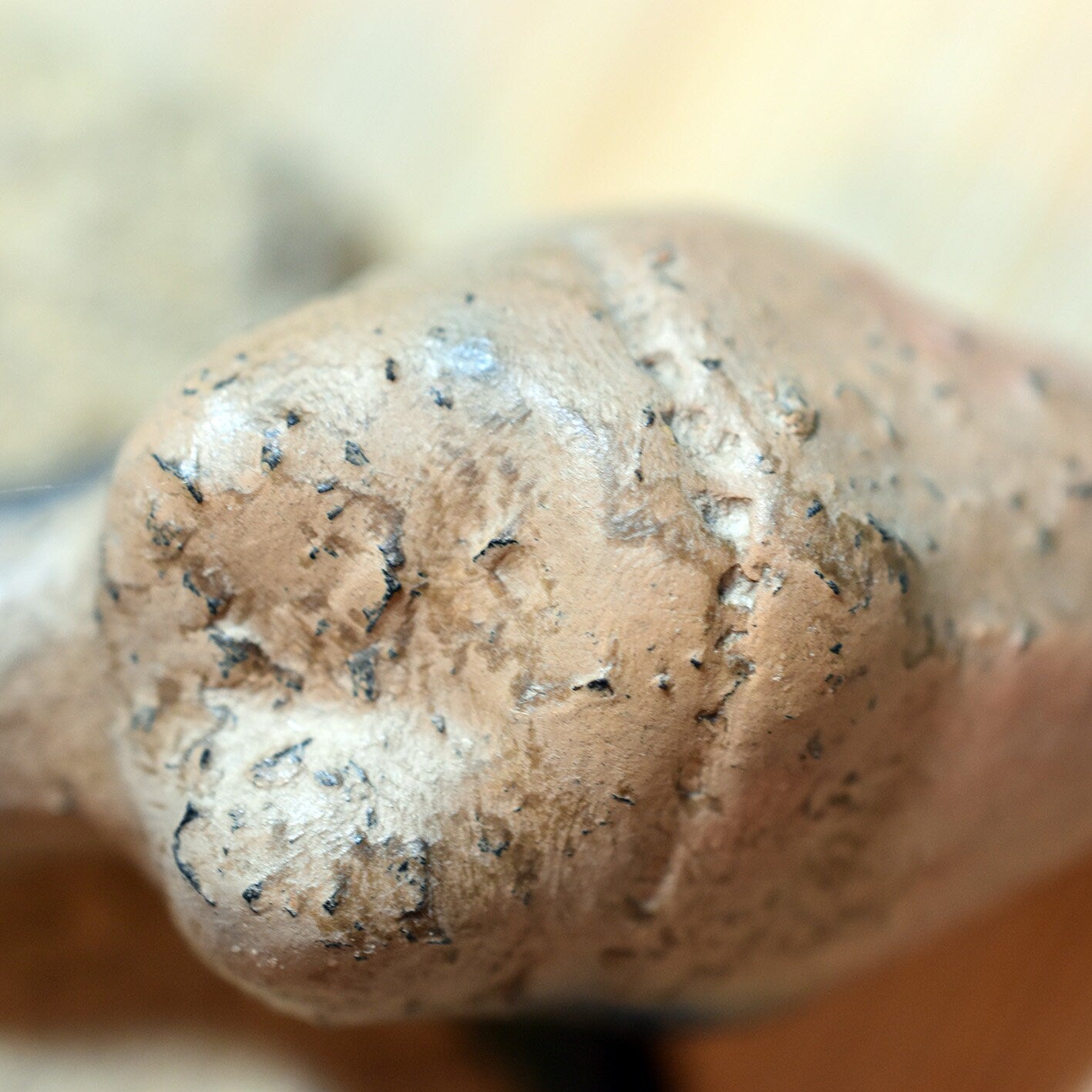 Einzigartiges handgefertigtes Amulett aus Rauchbrand-Ton – Spiritueller Glücksbringer und Fruchtbarkeitsgöttin Anhänger