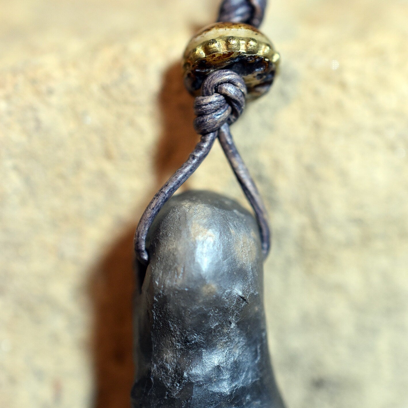 Einzigartiges handgefertigtes Amulett aus Rauchbrand-Ton – Spiritueller Glücksbringer und Fruchtbarkeitsgöttin Anhänger