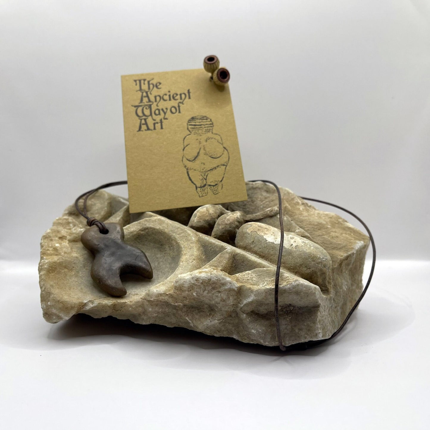 Einzigartiges handgefertigtes Amulett aus Rauchbrand-Ton – Spiritueller Glücksbringer und Fruchtbarkeitsgöttin Anhänger