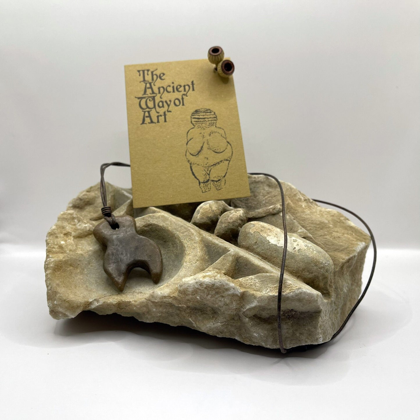 Einzigartiges handgefertigtes Amulett aus Rauchbrand-Ton – Spiritueller Glücksbringer und Fruchtbarkeitsgöttin Anhänger