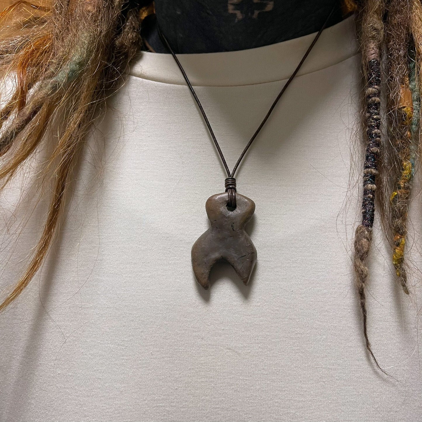 Einzigartiges handgefertigtes Amulett aus Rauchbrand-Ton – Spiritueller Glücksbringer und Fruchtbarkeitsgöttin Anhänger