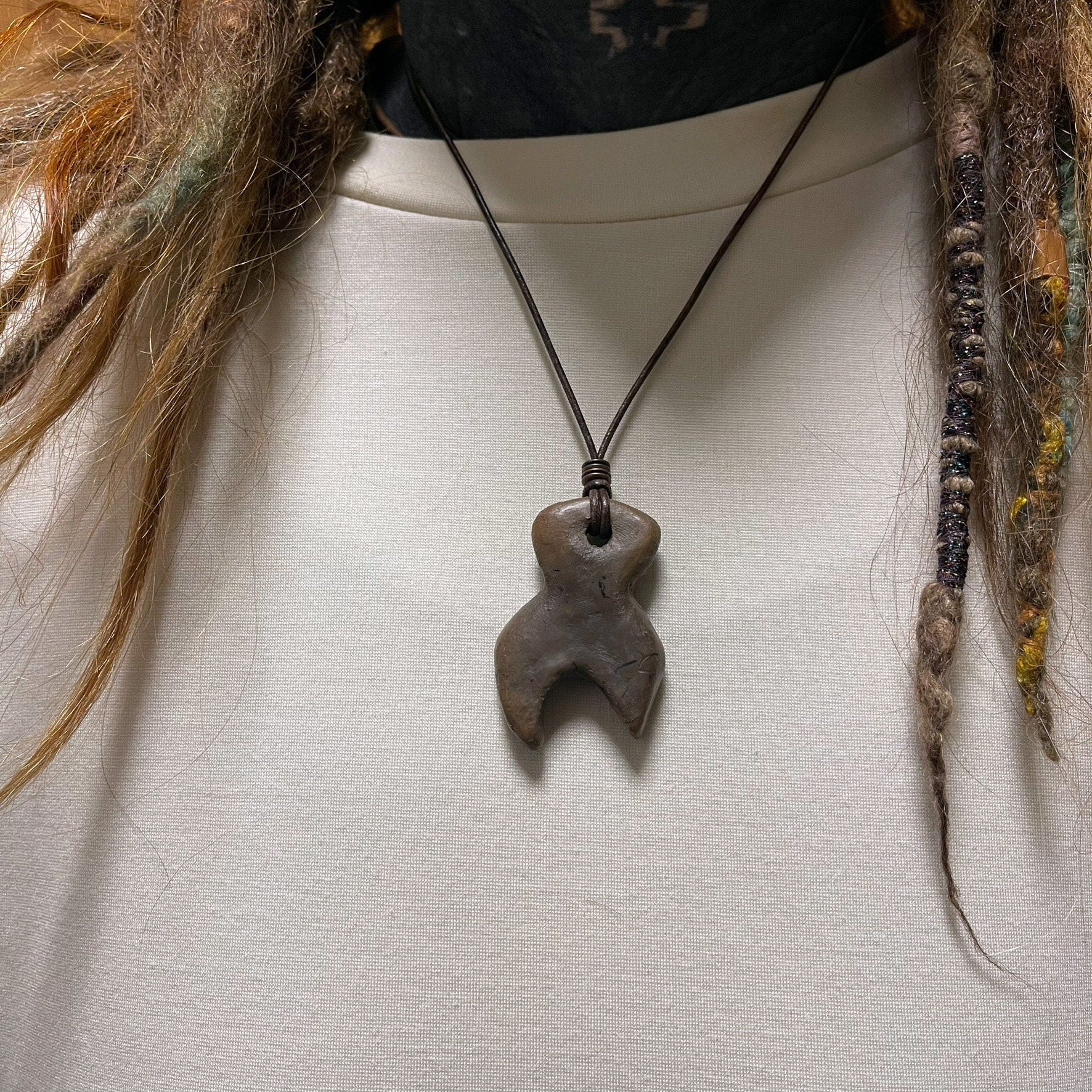 Einzigartiges handgefertigtes Amulett aus Rauchbrand-Ton – Spiritueller Glücksbringer und Fruchtbarkeitsgöttin Anhänger