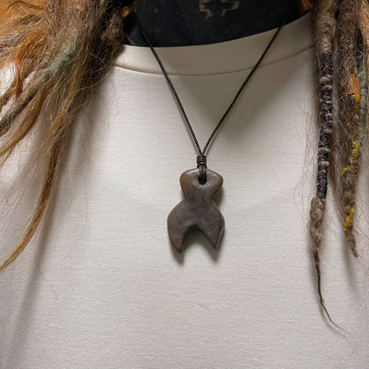 Einzigartiges handgefertigtes Amulett aus Rauchbrand-Ton – Spiritueller Glücksbringer und Fruchtbarkeitsgöttin Anhänger