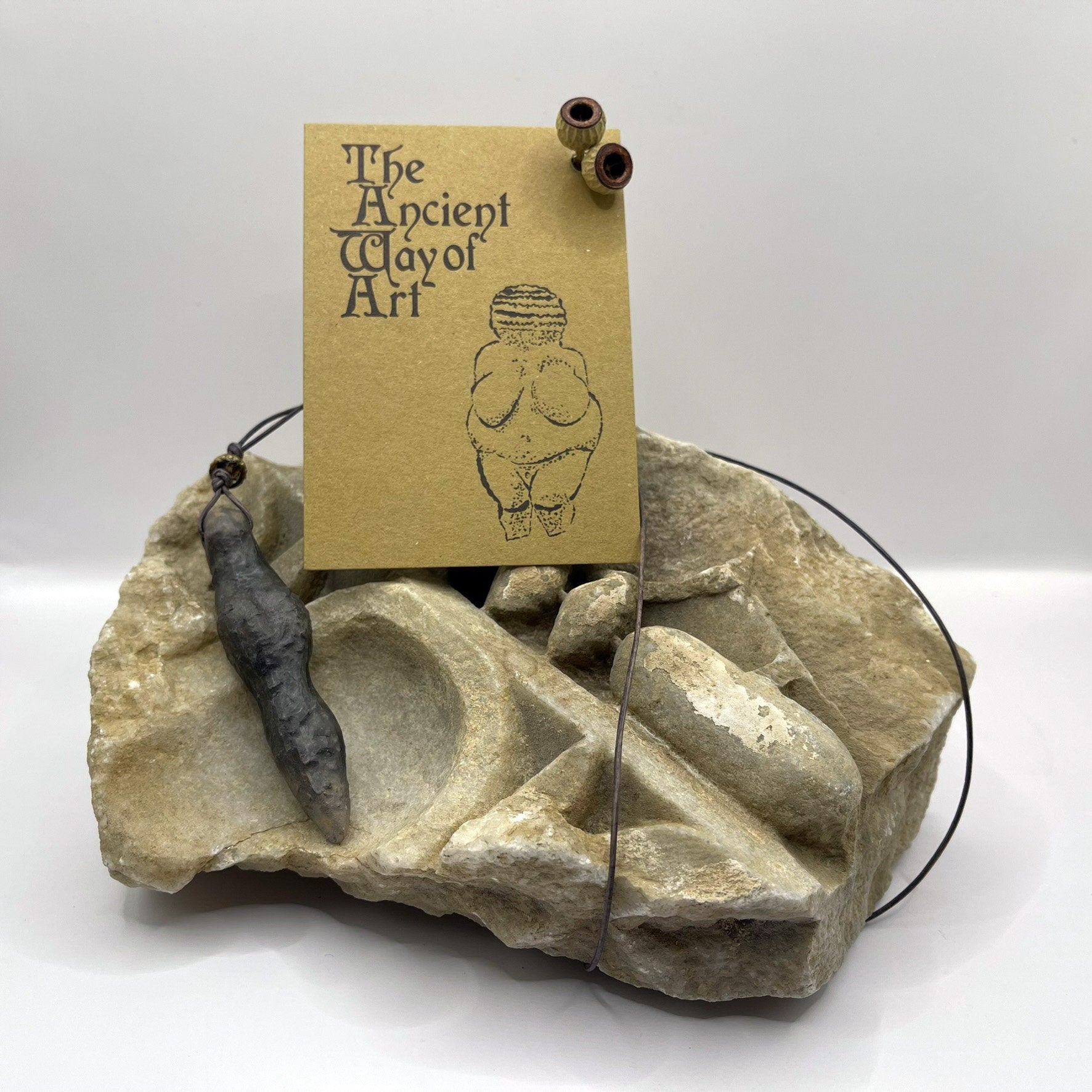 Einzigartiges handgefertigtes Amulett aus Rauchbrand-Ton – Spiritueller Glücksbringer und Fruchtbarkeitsgöttin Anhänger