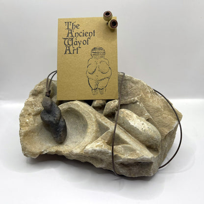 Einzigartiges handgefertigtes Amulett aus Rauchbrand-Ton – Spiritueller Glücksbringer und Fruchtbarkeitsgöttin Anhänger