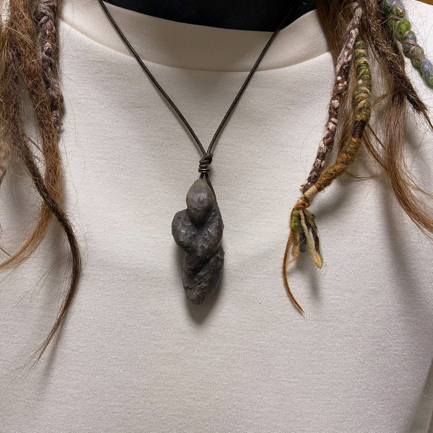 Einzigartiges handgefertigtes Amulett aus Rauchbrand-Ton – Spiritueller Glücksbringer und Fruchtbarkeitsgöttin Anhänger