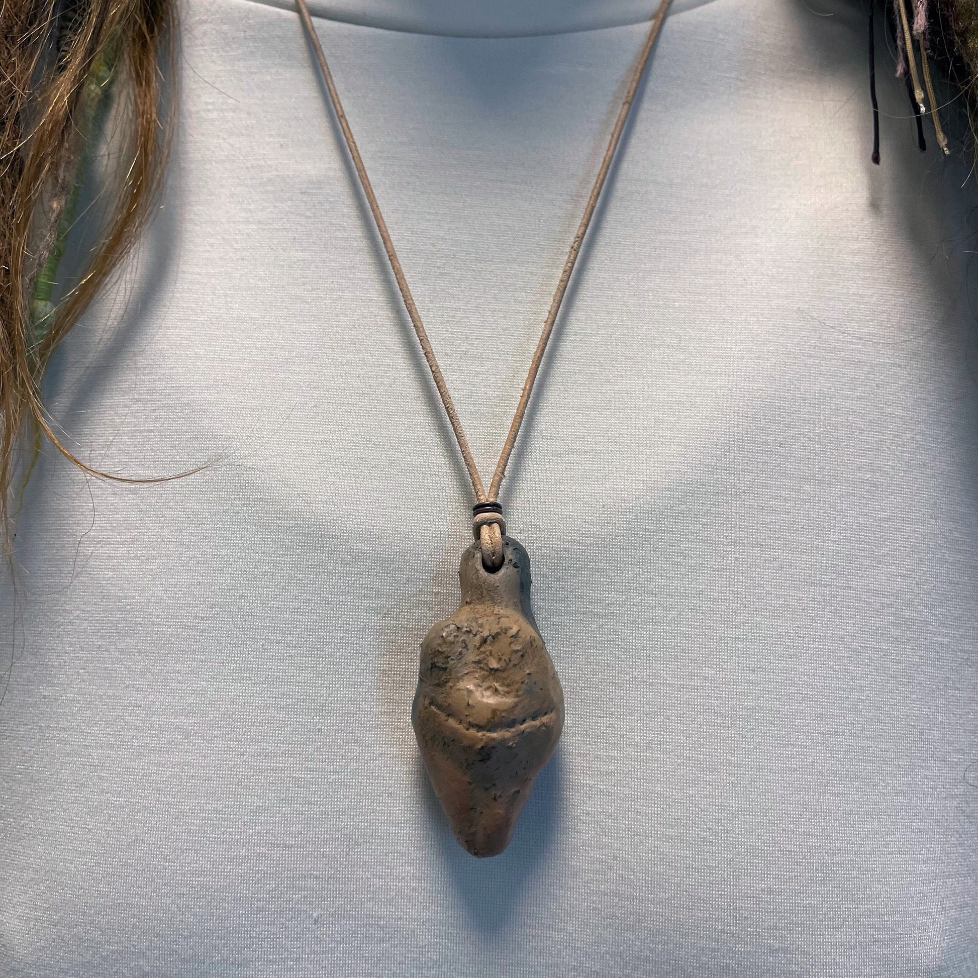 Einzigartiges handgefertigtes Amulett aus Rauchbrand-Ton – Spiritueller Glücksbringer und Fruchtbarkeitsgöttin Anhänger