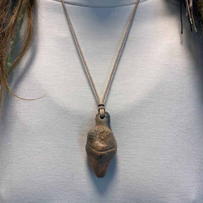 Einzigartiges handgefertigtes Amulett aus Rauchbrand-Ton – Spiritueller Glücksbringer und Fruchtbarkeitsgöttin Anhänger