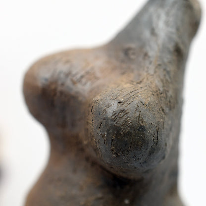Einzigartige Tonskulptur auf Stele - Matriarchatsgöttin - Handgefertigte Keramik Kunst - im Rauchbrand vollendet