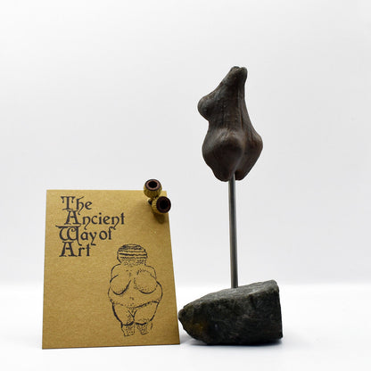 Einzigartige Tonskulptur auf Stele - Matriarchatsgöttin - Handgefertigte Keramik Kunst - im Rauchbrand vollendet