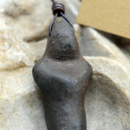 Einzigartiges handgefertigtes Amulett aus Rauchbrand-Ton – Spiritueller Glücksbringer und Fruchtbarkeitsgöttin Anhänger