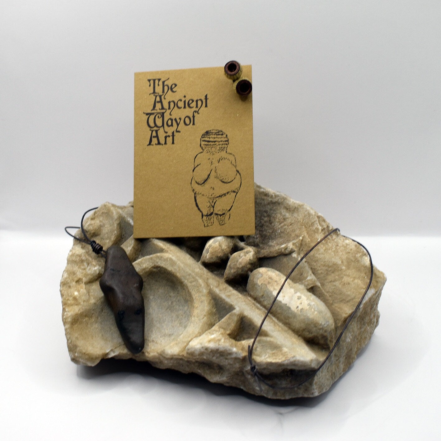 Einzigartiges handgefertigtes Amulett aus Rauchbrand-Ton – Spiritueller Glücksbringer und Fruchtbarkeitsgöttin Anhänger