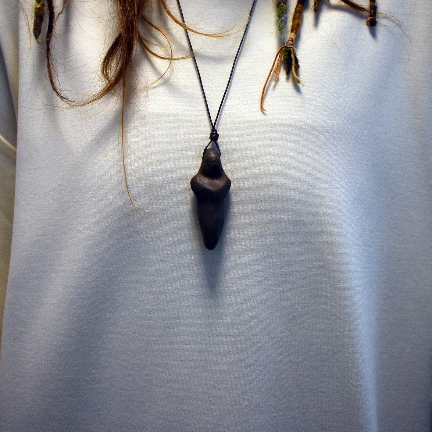 Einzigartiges handgefertigtes Amulett aus Rauchbrand-Ton – Spiritueller Glücksbringer und Fruchtbarkeitsgöttin Anhänger