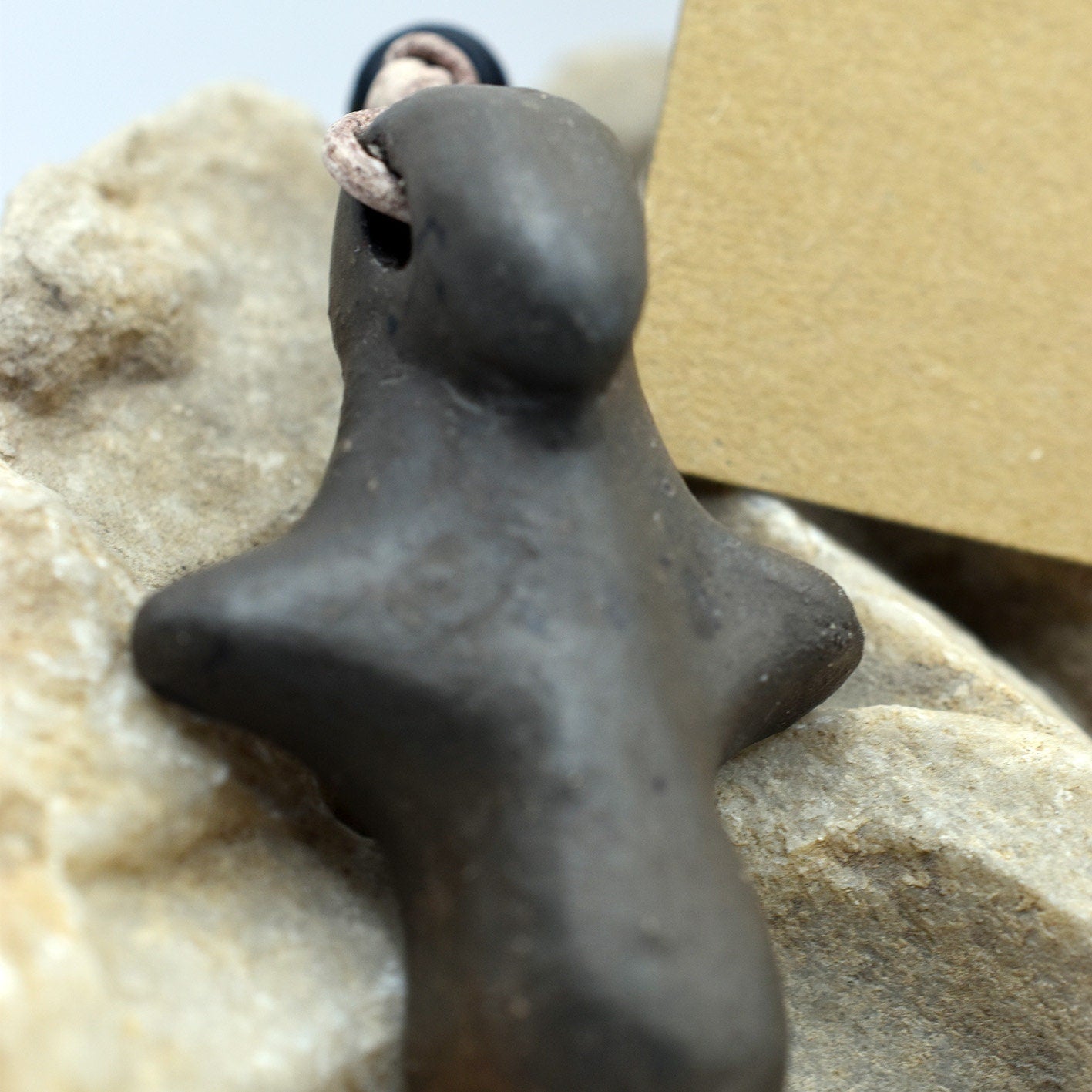 Einzigartiges handgefertigtes Amulett aus Rauchbrand-Ton – Spiritueller Glücksbringer und Fruchtbarkeitsgöttin Anhänger