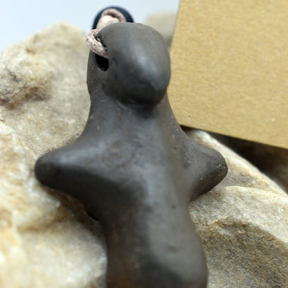 Einzigartiges handgefertigtes Amulett aus Rauchbrand-Ton – Spiritueller Glücksbringer und Fruchtbarkeitsgöttin Anhänger