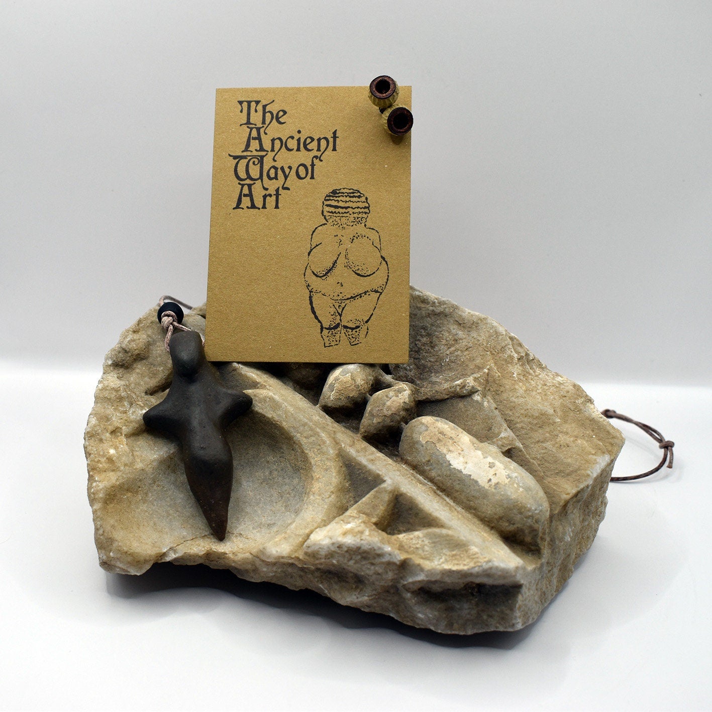 Einzigartiges handgefertigtes Amulett aus Rauchbrand-Ton – Spiritueller Glücksbringer und Fruchtbarkeitsgöttin Anhänger