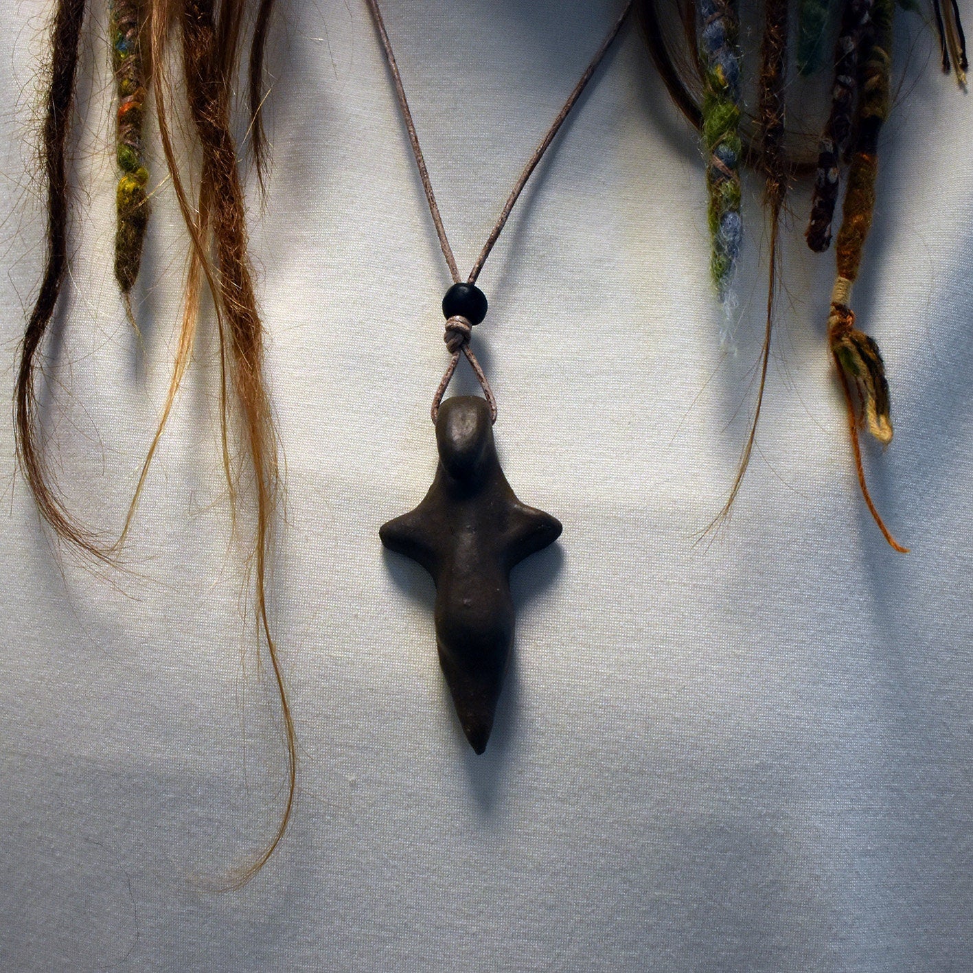Einzigartiges handgefertigtes Amulett aus Rauchbrand-Ton – Spiritueller Glücksbringer und Fruchtbarkeitsgöttin Anhänger