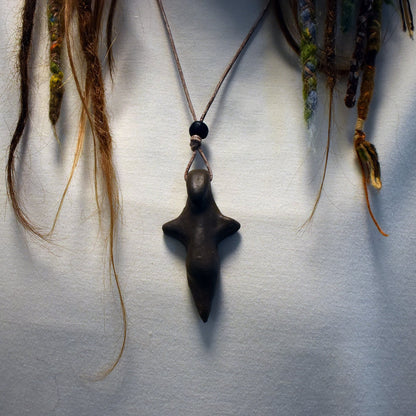Einzigartiges handgefertigtes Amulett aus Rauchbrand-Ton – Spiritueller Glücksbringer und Fruchtbarkeitsgöttin Anhänger