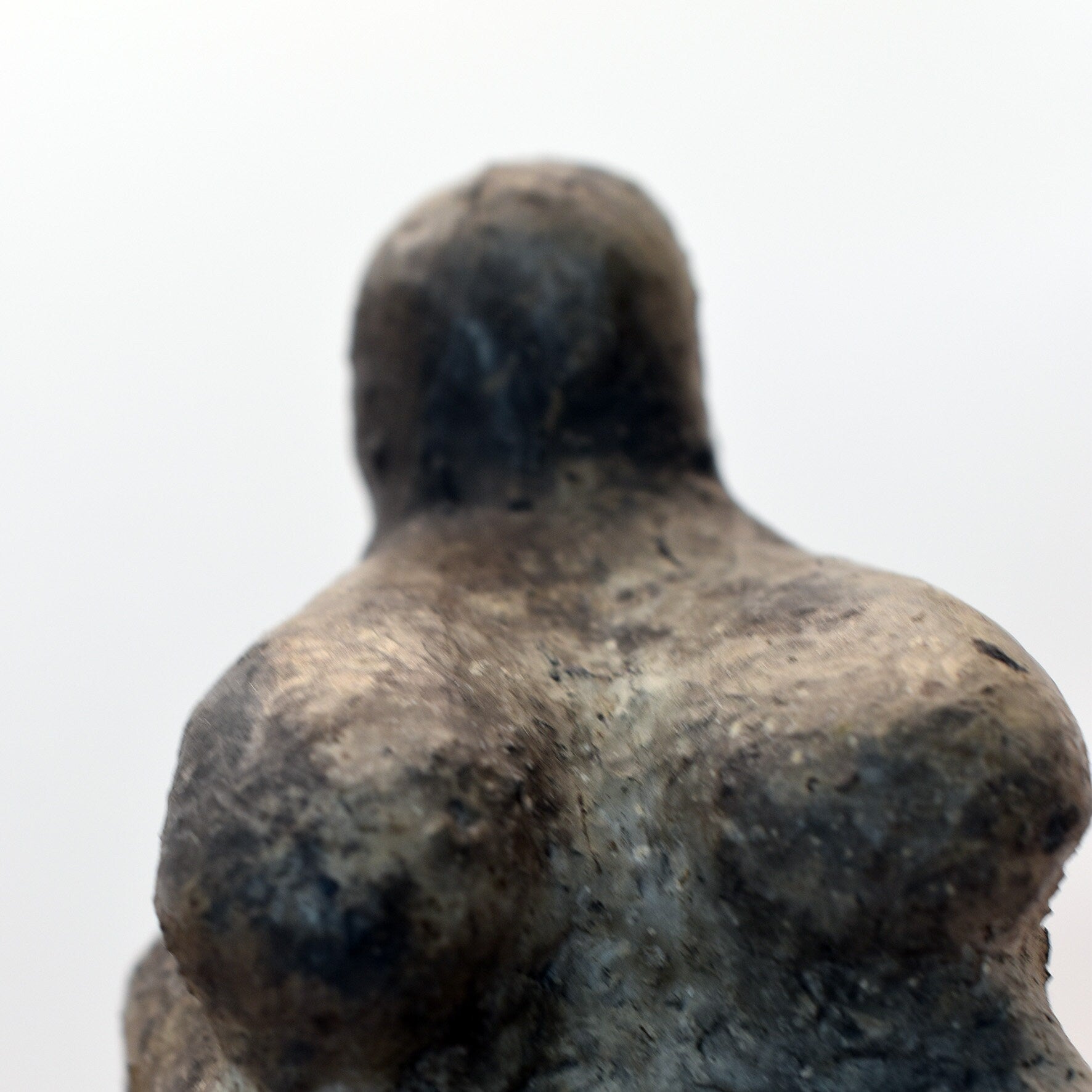 Rückfluss Räucherkegelhalter Goddess - Mystische Fruchtbarkeitsfigur aus Ton - im Rauchbrand veredelt