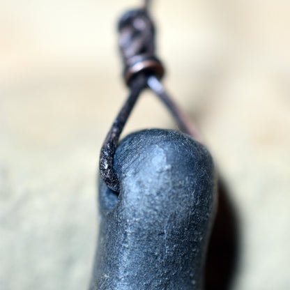 Einzigartiges handgefertigtes Amulett aus Rauchbrand-Ton – Spiritueller Glücksbringer und Fruchtbarkeitsgöttin Anhänger