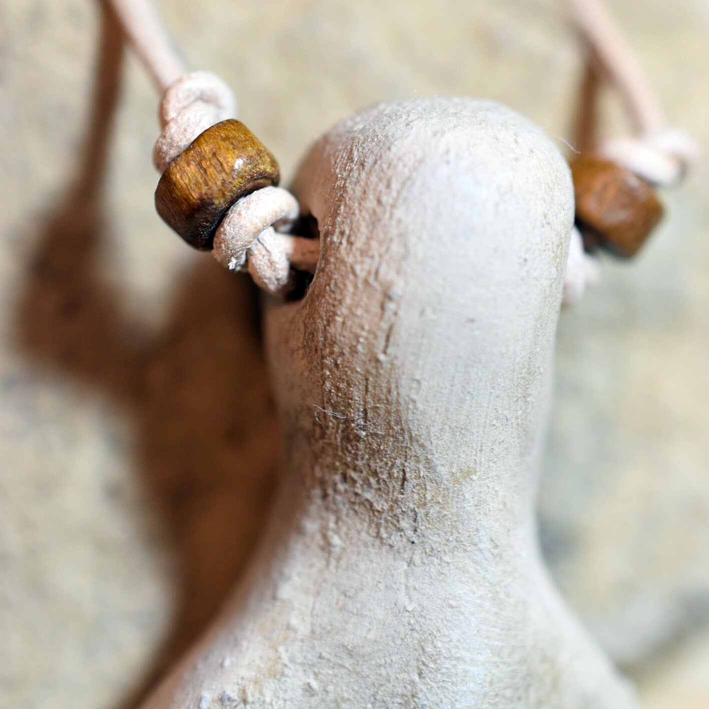 Einzigartiges handgefertigtes Amulett aus Rauchbrand-Ton – Spiritueller Glücksbringer und Fruchtbarkeitsgöttin Anhänger